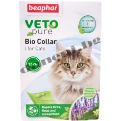 Снимка на щастлива котка, носеща репелентна каишка Beaphar Veto Pure Cat. Каишката предпазва котката от кърлежи, бълхи и комари до 3 месеца. Изработен е от естествени материали и е безопасен за котки над 1 година.