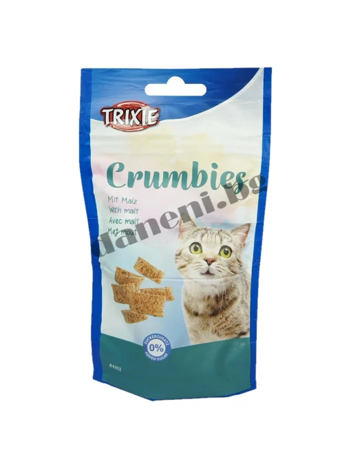 Снимка на щастлива котка и вкусни лакомства Trixie Crumbies Malt с малц. Идеална награда за вашата котка!