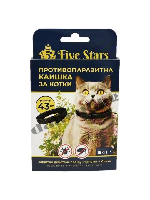 Черна противопаразитна каишка за котки Five Stars, поставена на врата на коте.