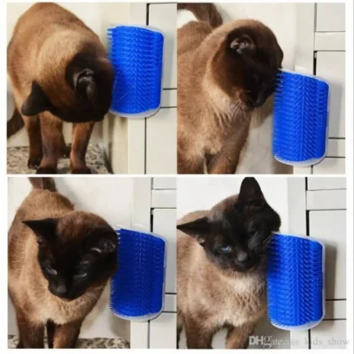Котка се чеше в ъглово чесало Cat It с катнип. Чесалото е монтирано на ъгъл в стая.